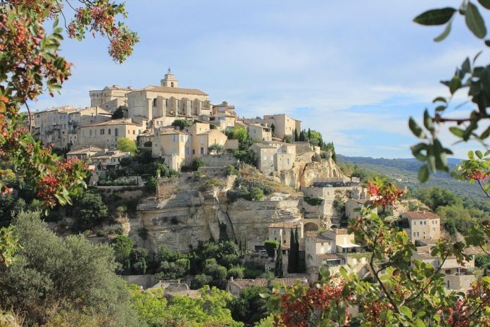 Gordes est un village qui attire énormément de touristes chaque année.