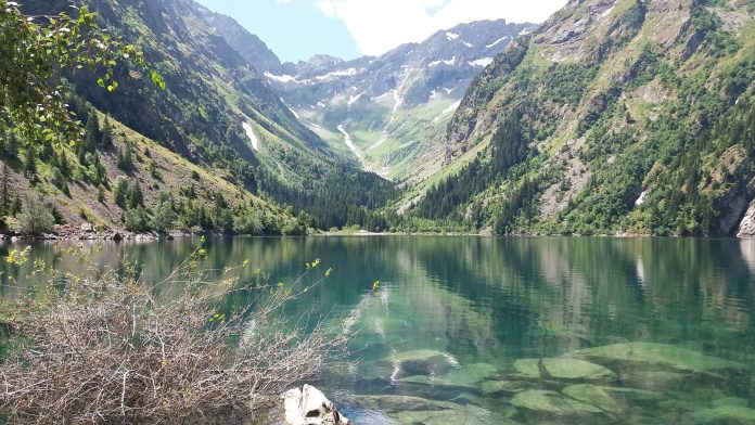 La randonnée du lac du Lauvitel dans l'Oisans est idéale pour les familles.
