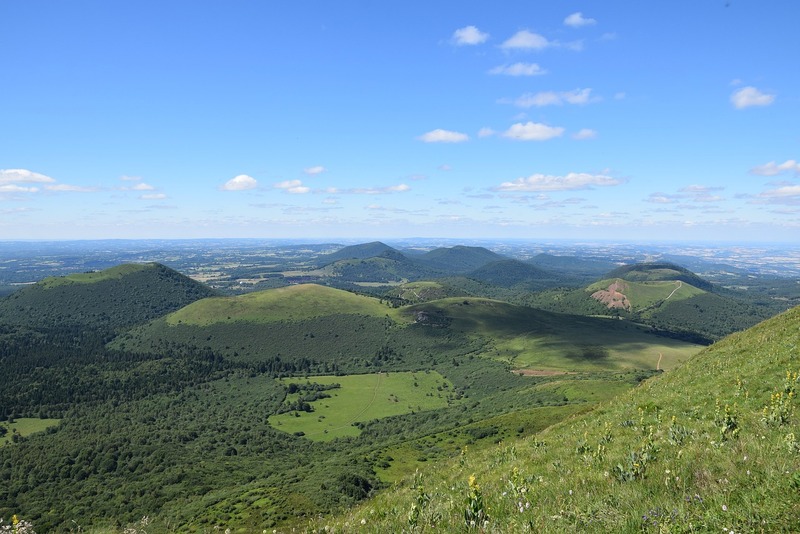 En Auvergne, le Puy de Sancy est le plus haut sommet des environs.