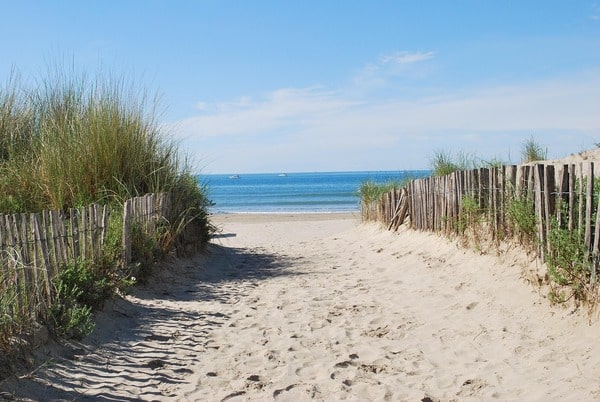 La plage de La Grande Motte a un côté très naturel à la sortie de la ville.