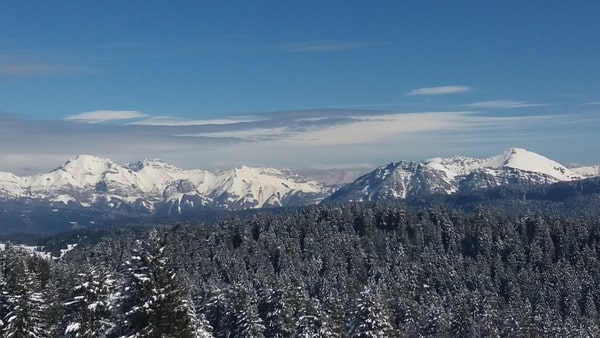 Vue sur le plateau du Revard en hiver.