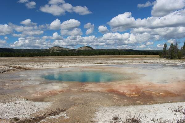 Découvrir le célèbre parc du Yellowstone au cours d'un circuit Rocheuses et Yellowstone.