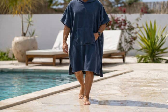 LE poncho piscine : l'accessoire de bain tendance à l'heure actuelle