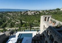 La Bastide Airelles de Gordes : un lieu phare de l’hôtellerie dans le Luberon Vue sur le Luberon depuis la Bastide Airelles Gordes.