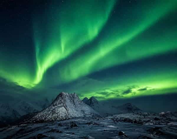 Montagnes et aurores boréales sur les îles Lofoten.