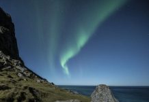 Découverte des îles Lofoten et de leurs aurores boréales Aurore boréale sur la mer à Lofoten.