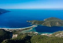 En quoi un voyage à Ölüdeniz en Turquie est une bonne idée pour vos vacances La ville d'Oludeniz vue des hauteurs.