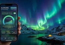 Les meilleures applications pour aurores boréales Main tenant un portable avec une application pour aurores boréales.